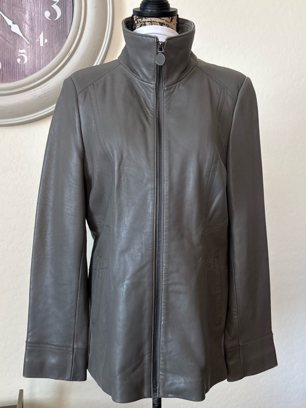 Tahari women’s gray genuine leather jacket with pockets full zip. L